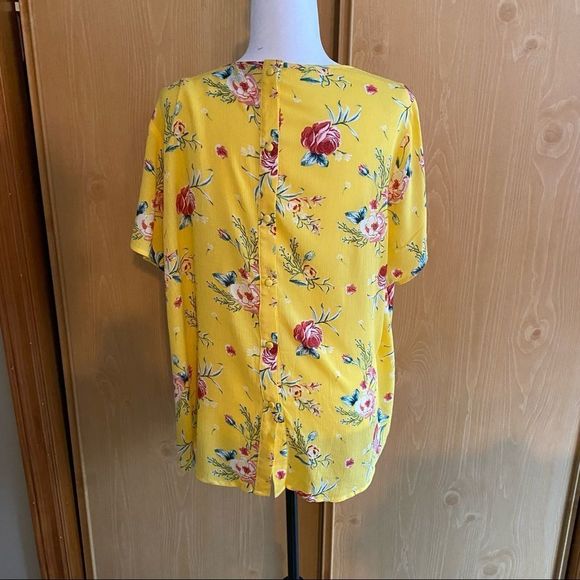 Torrid • Yellow Floral Gauze Button Back Blouse - Picture 6 of 9